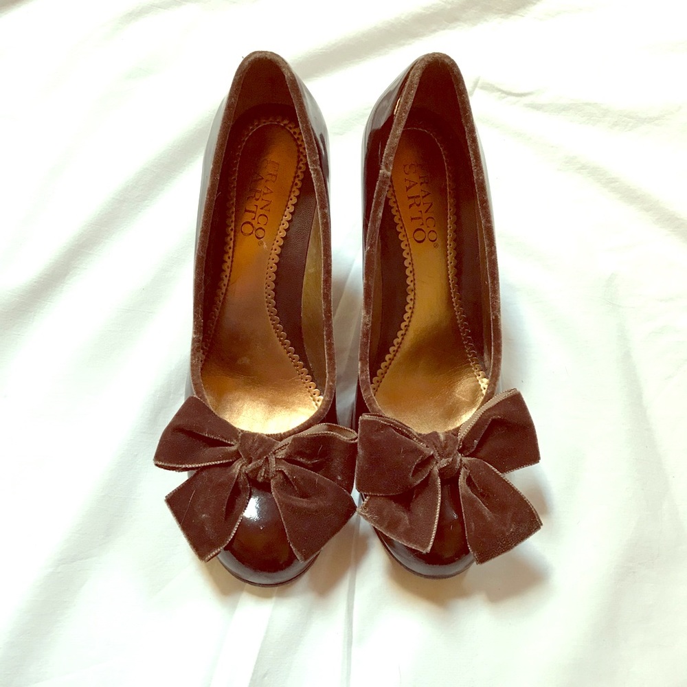 Heels 7.5 Brown patent leather velvet trim bows